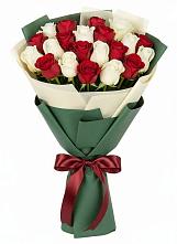 Букет Микс из красных и белых роз в Солдато-Александровском
