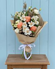 Букет цветов из:  Альстромерии, Лизиантусы, Розы и Хризантемы в Солдато-Александровском