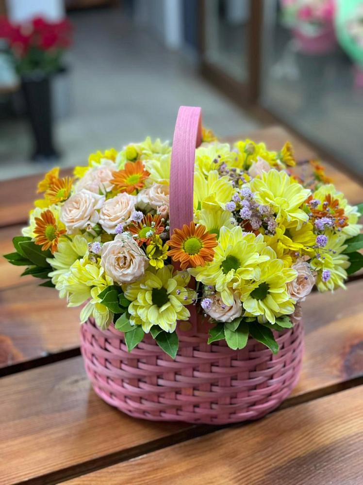 Цветочная композиция из Хризантемы и Розы в корзине в Солдато-Александровском
