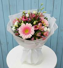 Букет цветов из:  Герберы, Альстромерии и Лизиантусы в Солдато-Александровском