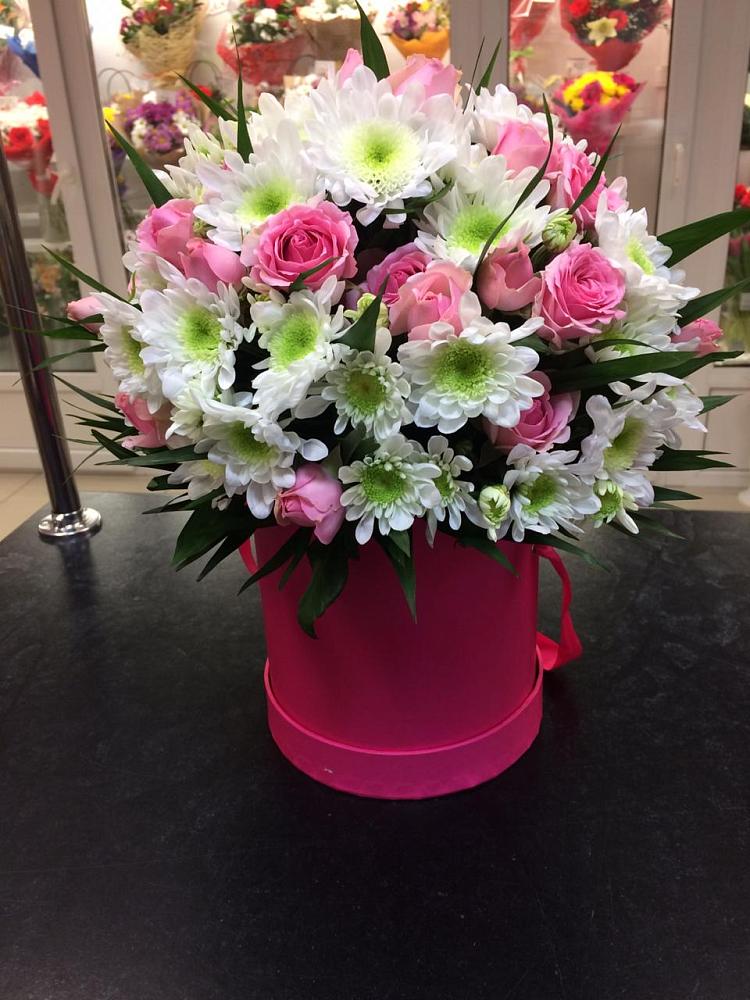 Цветочная композиция из Розы и Хризантемы в шляпной коробке в Солдато-Александровском